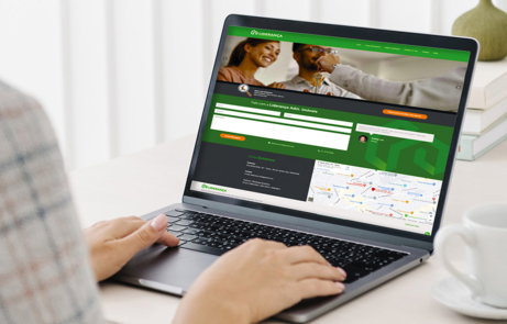 mulher-verificando-recursos-de-design-gratuitos-em-um-site.jpg